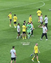 Kaiyun开云官方网站中国登录-直接无视😤本托低级失误 胜利主帅从他面前走过未互动+不爽甩手